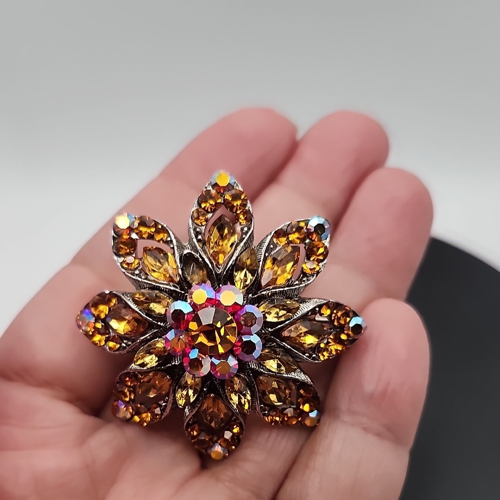 Sparkling Floral Brooch with Brown and Gold Hues - Picture 9 of 13